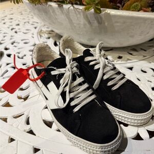 OFF-WHITE Arrow Sneakers